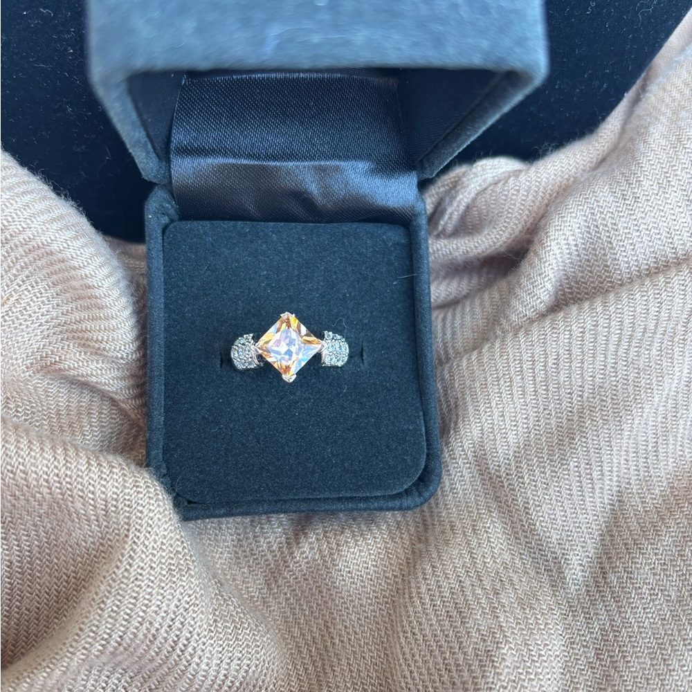 Elegant Gold and Silver Women's Ring